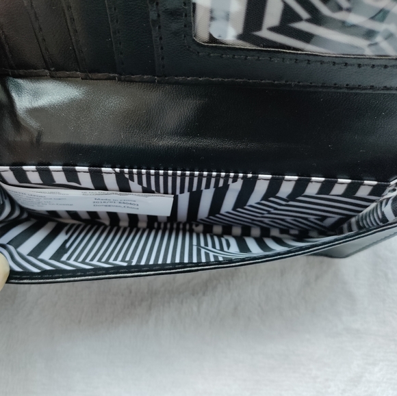 🆕Nanette Lepore | Quilted USB Cell Phone Charging Wristlet Wallet Black & Gold - Picture 5 of 16